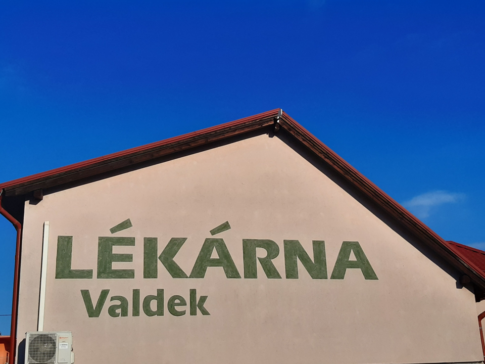 Lékárna Valdek, Hořovice, pohled z hlavní silnice